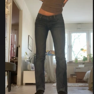 Jeans - Snygga lågmidjade y2k jeans i storlek 27, jag är 164 cm lång. Midjan är 37cm tvärs över. Möts upp i Stockholm eller så står köparen för frakt💗