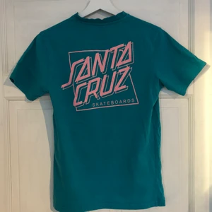 Santa cruz t-shirt  - En turkos t-shirt från märket santa cruz. Kragen är lite ”bucklig” men det syns inte när man har på sig tröjan. 