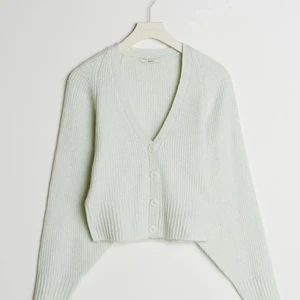 Grön kofta strl S - Jättefin kofta från Gina tricot i storlek S! Tröjan sticks inte alls och har lite vidare ärmar vilket är superfint💖 Den ser ut som ny!!