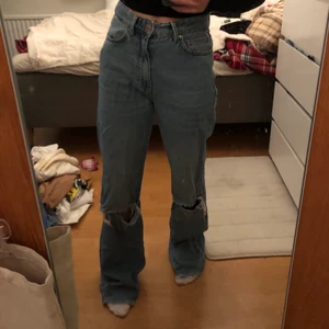 Jeans  - Super fina jeans, tror de skulle sitta jätte bra på en lite längre person!!😍 