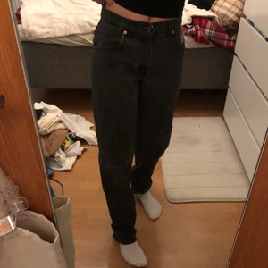 Levis jeans - Svarta loose fit jeans från Levis💕💕 vet inte exakt vad frakt kostar men det går såklart o lösa❤️❤️