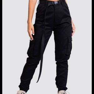 Madlady - Cargopants i storlek XS. Nypris för byxorna är 499kr och skärpet 129kr hos Madlady. Säljer både skärp och byxorna ihop för 250kr!!! Köparen står för frakten!