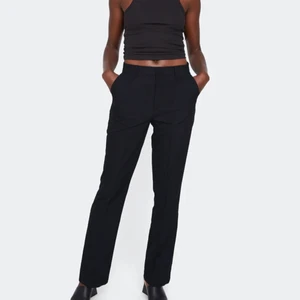 Kostymbyxa - Säljer dessa svarta utsvängda kostymbyxor från Bikbok! De är i storlek 38 för att jag ville ha dem långa på mig som är 165 cm, men kommer inte till användning då de är lite stora på mig som vanligtvis är en 34/36 ❤️  knappt använda