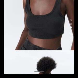 TOPP CROPP - Svart topp cropp, ganska kort i modellen, storlek M men skulle passa nån med S. 