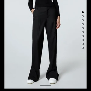 Svarta byxor med slits från Zara (s) - Svarta kostymbyxor med slits från zara, slutsålda i denna storlek. Dem är långa, fortfarande bra i längd med skor och jag är 174. Säljer pga att jag köpte två par men behåller bara ett. Orginalpriset är 369, prislappen sitter kvar, skriv för fler bilder