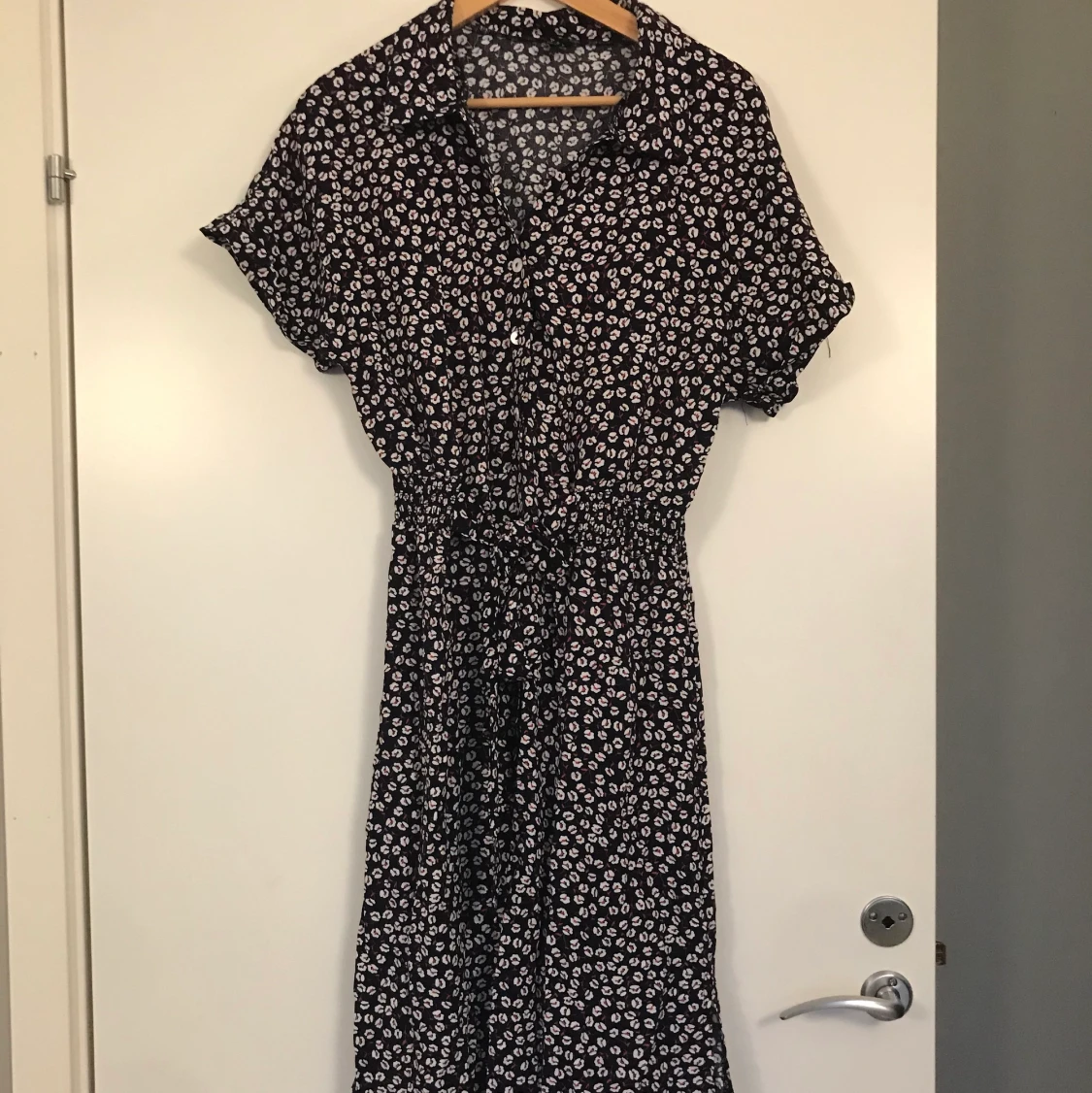 Svartblommig sommarklänning