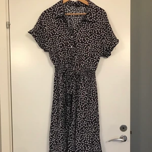 Svartblommig sommarklänning - Svart klänning med blommor som detaljer, superfin till sommarkvällar!! Storlek medium som tyvärr inte passar längre.