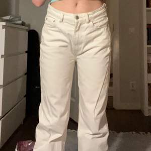 Vita Jeans från Weekday i modellen Rowe🤍🤍 Utan skavanker och säljer då de är för stora🙏✨ Storlek är 27 i midja och 32 i längd😁😁 Fler bilder kan såklart ges vid förfrågan!