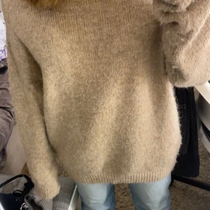  Stickad tröja - En stickad tröja från ellos. Använt en del men är fortfarande i jätte bra skick. Säljer pga att jag tröttnat på den🔥🔥