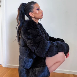 Dry Lake pälsjacka  - En XS , pälsjacka . Jätte fin , bara använt den för en bild . Aldrig använd ute eller liknande . Så den är helt ny. Nypris ca ca 1600 . Säljer den för 700 kr . 