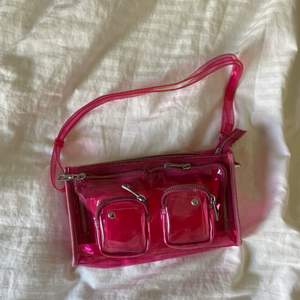 Säljer denna rosa genomskinliga väskan då den inte längre kommer till användning tyvärr!☺️ Frakt tillkommer!