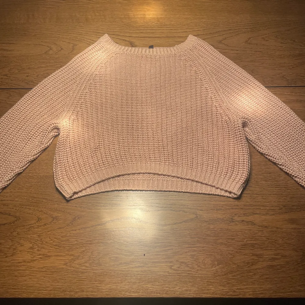En tröja från H&M som har använts vid ett fåtals tillfällen men är fortfarande i bra skick. Tröjan går ej att köpa i butik. Personligen så tycker jag att tröjan är väldigt fin och mysig men den har dessvärre blivit lite för liten för mig❤️✨( köparen står för frakt). Tröjor & Koftor.