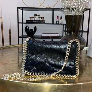 Väska med kedja  - Väska från tiamo 