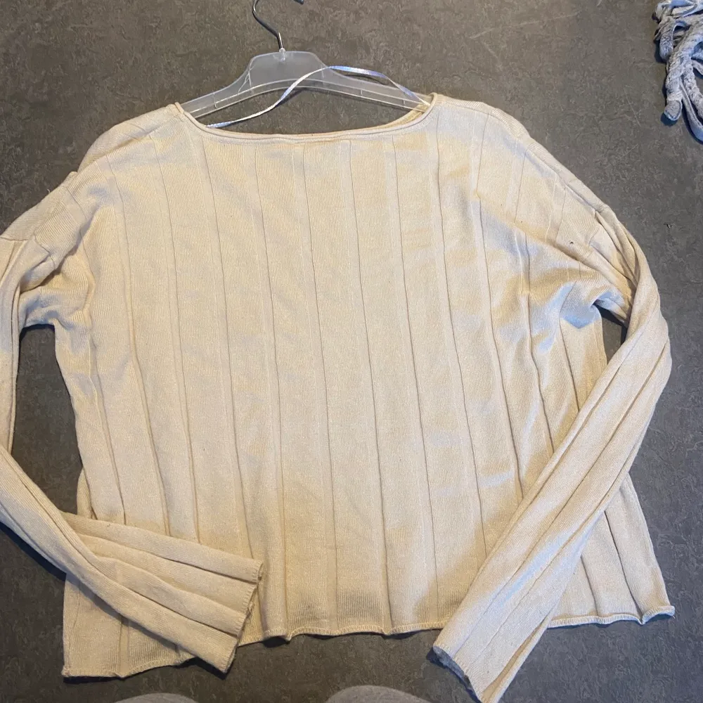 Säljer nu denna beiga tröjan som är köpt på Ullared🤍 kommer inte till användning här så tänkte bättre att någon annan kan ha den . Blusar.