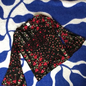 Vacker 90-talströja med rosor 🥀  - Jättefin tröja i tunnt tyg med vida ärmar och svart snörning vid halsen. Så romantisk och vacker 🥀