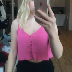 Rosa topp - Rosa topp med v-ringning. Aldrig använd och helt som ny. Hämtas runt om Stenungsund eller skickas via frakt💖💖