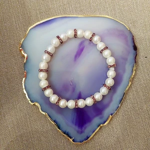 Pärlarmband  - Elastiskt pärlarmband med rosa stenar.