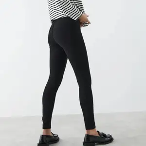 Jättefina jeans från Gina Tricot i storlek S, säljer de nu för att de är för små och kommer aldrig till användning längre (köparen står för frakten)
