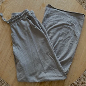 Mjukisbyxor - Gråa vida mjukisbyxor från Nelly. Storlek S. Säljer för 45 kr + frakt. Totalpris: 97kr