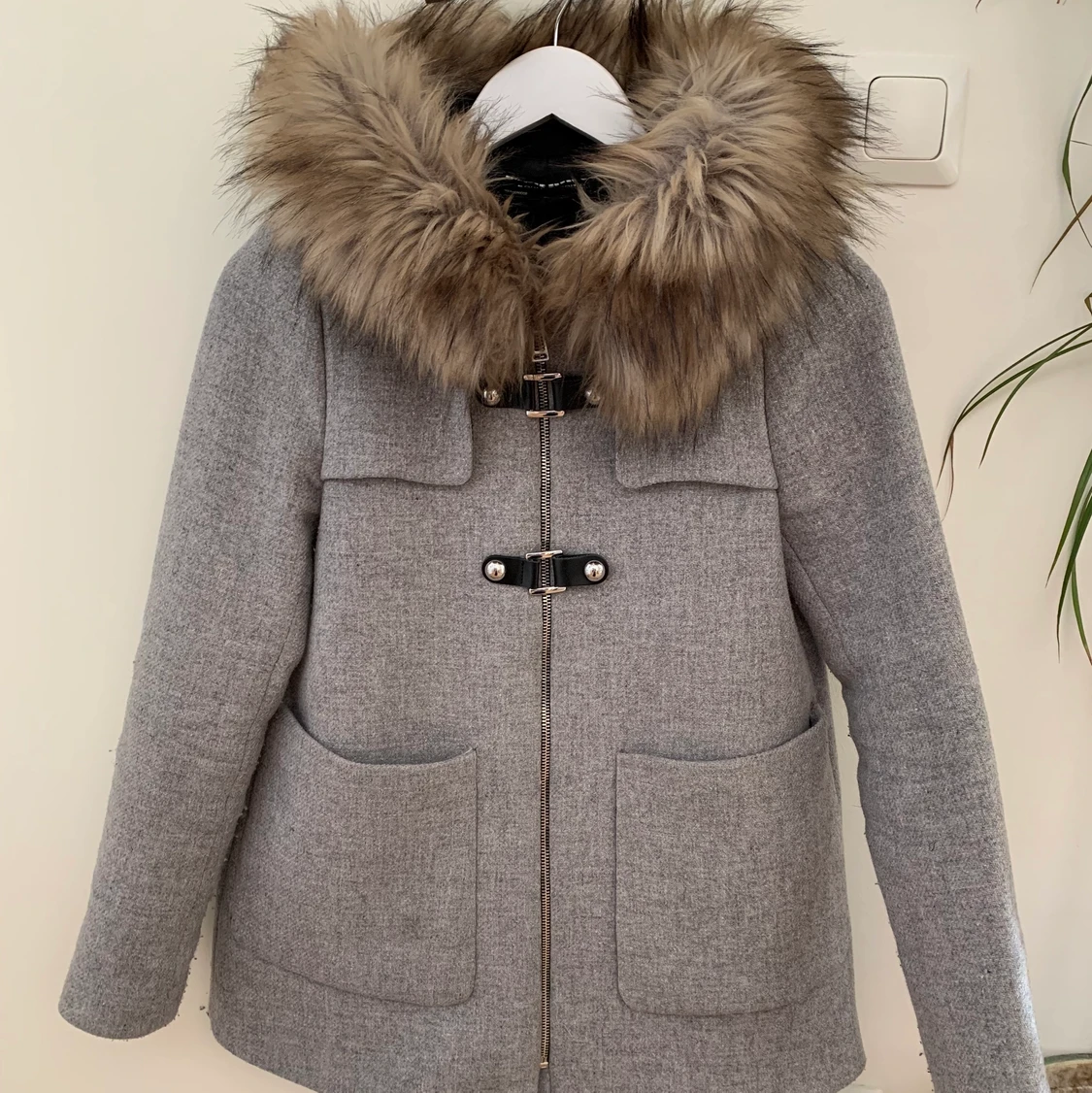 Grå Zara kappa fake-pälsluva stolek, Xs - 90