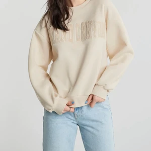 Sweatshirt från Gina tricot  - Fint skick, beige sweatshirt från Gina tricot