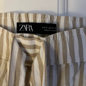 Byxor - Ett par sköna och luftiga byxor ifrån ZARA. Använda 2 gånger och väldigt bra kvalite! Går till anklarna på mig som är 173cm💕 kommer ej till användning för mig därför säljer jag dem!