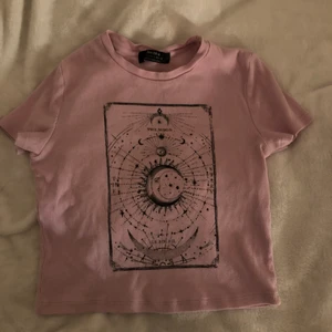 Topp - Söt topp från bershka. Använd ganska mycket men det syns inte. Storlek S men den är väldigt stretchig. Köparen står för frakt❤️