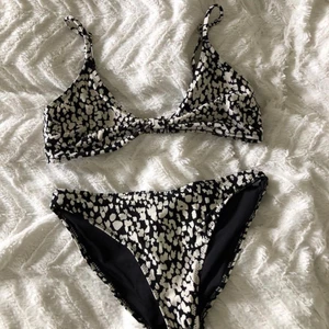 Bikini med mönster - Bikini från HM strl xs/s, köptes sommaren 21 och använt bara få gånger så den är i bra skick. Säljer båda delarna tillsammans!