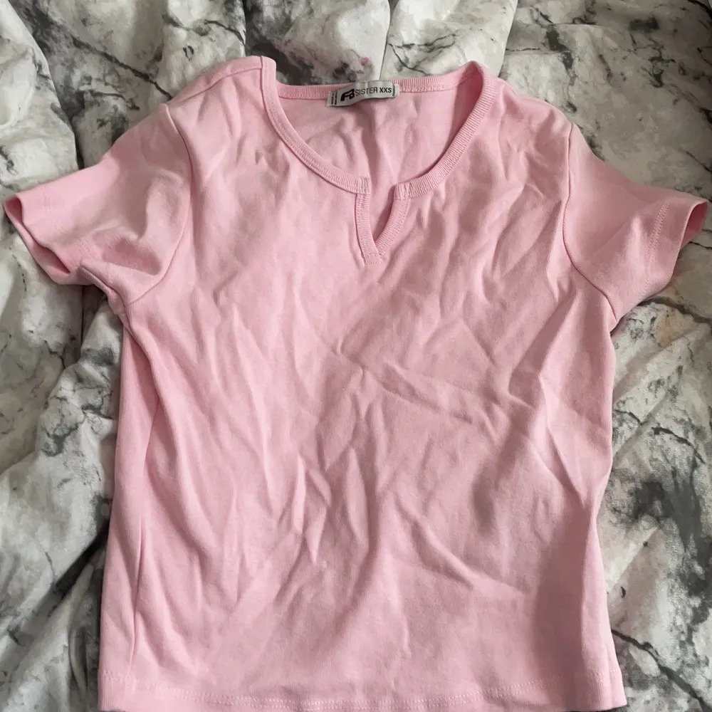 Rosa t-shirt, aldrig använd eftersom att färgen inte riktigt är min favvo direkt men det är inget fel på den. Storlek xxs . T-shirts.