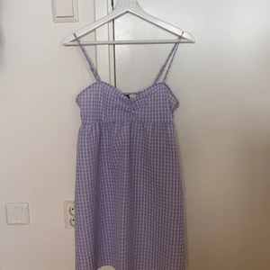 Söt klänning - Söt lila klänning. Så fin färg!! Storlek 36 men passar 34 också. KÖP DIREKT FÖR 295kr + frakt!!
