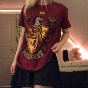 Gryffindor T-shirt ♥️ - Säljer min fina gryffindor t-shirt som jag köpte på plattform 9 3/4 på Kingscross i London (använd ungefär 1 gång )♥️ Storlek M, Herr (jag har XS/S i dam storlek) :) Kan mötas upp i Stockholms området, annars står köparen för frakten ♥️