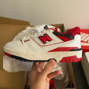 New Balance 550 White Red - Säljer ett pr New Balance 550 White Red i storlek 38. Skorna är 100% äkta och går att specialbeställa i alla storlekar mellan 36-46.5. Vid specialbeställning lan längre leveranstider förekomma samt varierande priser. 