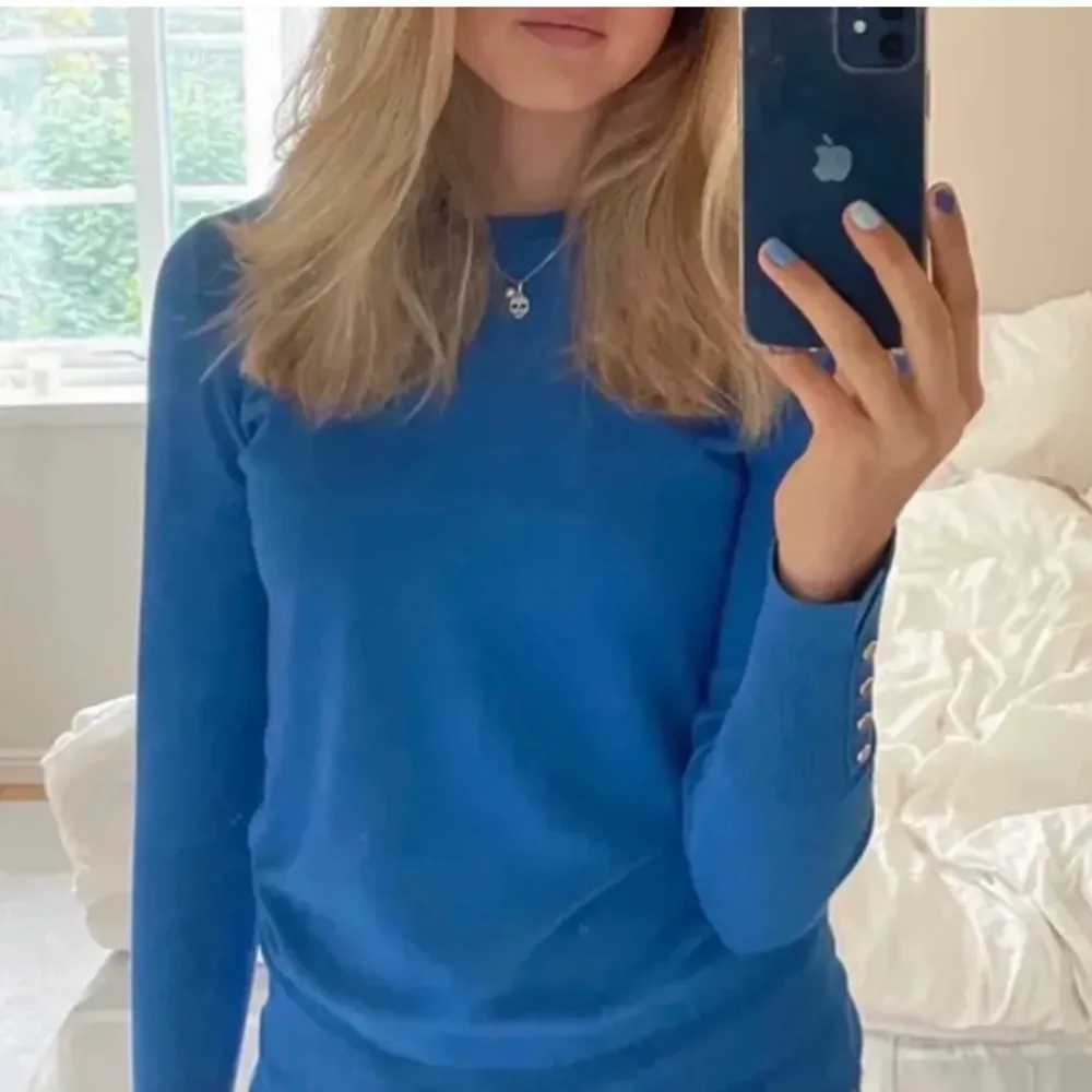 SĂ€ljer nu min fin jĂ€tte fina blĂ„ zara tröja som e slutsĂ„ld den Ă€r i storlek s den har tyvĂ€rr 1 pyttelitet hĂ„l som knappt syns vid Ă€rmenđ dĂ€rför sĂ€ljer jag den lĂ„gt köpt för 259đ„đsĂ€ljer en rosa och svart fast utan hĂ„lđ„đ„đ. Neuletakit & Villapaidat.