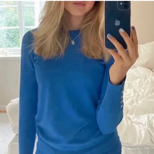 Fin zara tröja💙 - Säljer nu min fin jätte fina blå zara tröja som e slutsåld den är i storlek s den har tyvärr 1 pyttelitet hål som knappt syns vid ärmen💙 därför säljer jag den lågt köpt för 259🥂💙säljer en rosa och svart fast utan hål🥂🔥💙