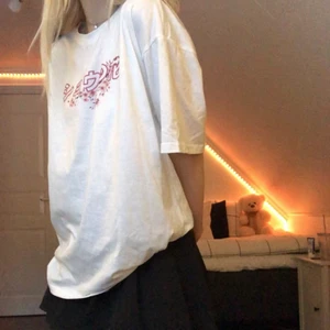 Oversized vit t-shirt med kanji ♥️ - Jättefin och helt oanvänd vit t-shirt med japansk kanji ♥️ Storlek L :) Kan mötas i Stockholms området, annars står köparen för frakten ♥️