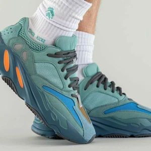 Yeezy Boost 700 "Fade Azure" - Oanvända Yeezy Boost 700 "Fade Azure" i storlek 9,5 US med original kartong. Från SNS raffle. Betala med swish. Kan mötas i Stockholm om skorna behövs skickas står köparen för frakten.