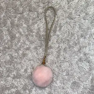 En glittrig guld nyckelband med en rosa pompom.💕 Perfekt till bilnyckeln.🚙 Säljer eftersom jag fick en ny i julklapp💓 Betalning via swish, endast seriösa köpare, tack❤️