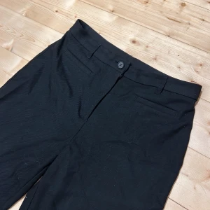 Kostymbyxor🤩🤩🤩🤩 - Säljer mina fina monki kostymbyxor då de är lite förstora!! Storlek M men passar någon som har S! Köptes för 250 säljs för 200 utan frakt!!🤍 pris kan diskuteras!!