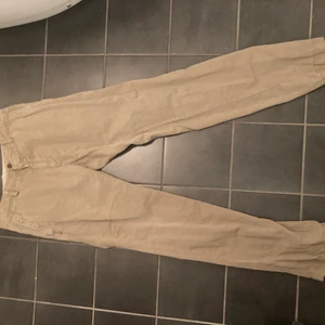 Hugo Boss Chinos M - Hugo Boss chinos. Skick: 5/10. Nypris: 900. Vårt pris 100kr. Meddela för fler frågor🌟