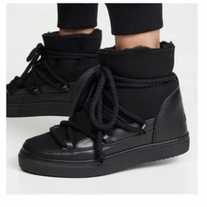 Svarta inuikki stl 38 - Köpta i våras, bra skick. Nypris 2600kr. Sparsamt använda Kan skicka bilder om det önskas. Pris kan diskuteras vid snabb affär