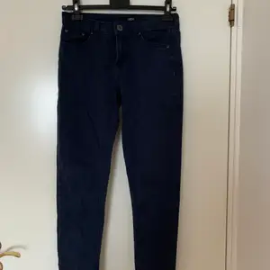 Säljer dessa mörkblå lågmidjade jeans pga att dem är alldeles för små, tror jeansen passar någon runt 155-160, 20 + frakt 💕