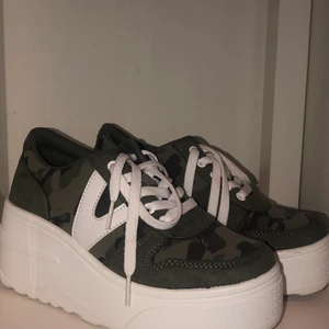 Skor - Camouflage skor med hög platå, använda 1 gång ✨Frakt +110kr✨