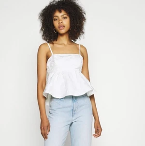 Vit fin topp från ginatricot - Jättefin topp från Gina som ej har kommit till användning, helt oanvänd, prislapp kvar. Köpte för 300kr och säljer för 200kr