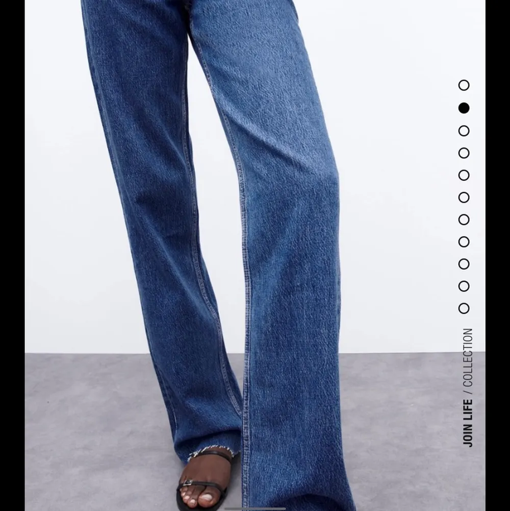 Säljer dessa byxorna från Zara, marinblå/mörkare blå. Storlek 34 sitter bra i läng på mig som är 164. Skicka för fler bilder. Frakt tillkommer. Jeans & Byxor.