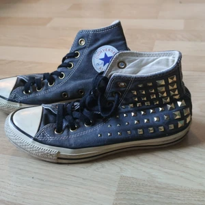 Converse storlek 38 - Sjyssta converse skor som aldrig används längre, storlek 38, har lite mörkgrå jeans färg, kan skicka spårbart men då blir frakten nästan 100 kr mer