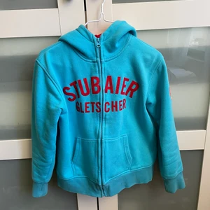 Y2k hoodie - En ljusblå hoodie som jag köpte på statsmissionen. Bra kvalitet och är lite kort på mig, eftersom hoodien är i barnstorlek