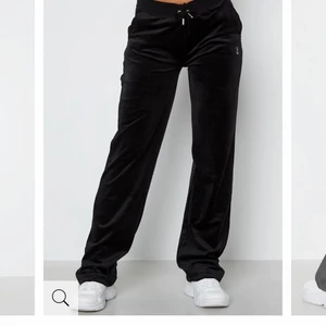 Juicy conture byxor  - Jätte snygga juciy byxor, säljer dom för att dom kommer inte till användning, köpte dom från Urban, dom kostade runt 950 men säljer dom för 750💗 man kan också köpa hela sättet för mig för 1300 som jag orginalt köpte för 1759 kr❤️