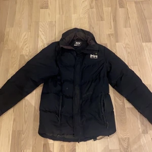 Helly Hansen jacka - Säljer denna jacka då den inte används längre, den är i bra skick inga defekter förutom en trasig dragkedja som enkelt går att fixa! perfekt vinterjacka!!😍