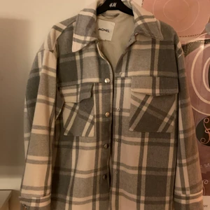 Shortjacka från monki  - Oversize shortjacka från monki i storlek small. Använd ett fåtal gånger. 