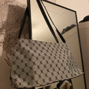 Vintage-väska - Supersnygg vintageväska💗 Inga defekter såsom slitningar eller fläckar, ny-skick💗 Endast använd 1 gång💗 (säljer fler väskor i min profil)